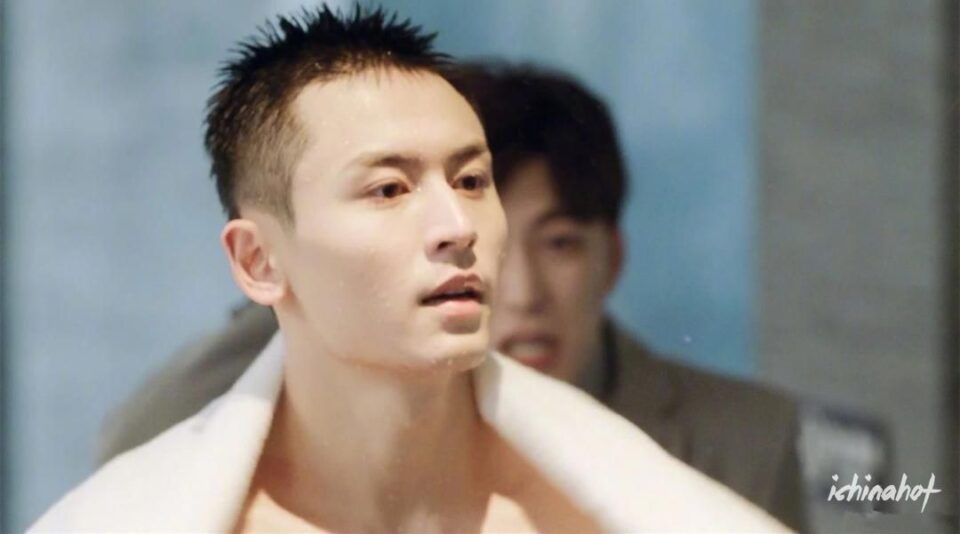 张哲瀚腹肌小狼狗出浴秀好身材，新戏尺度惊人！ - 图2