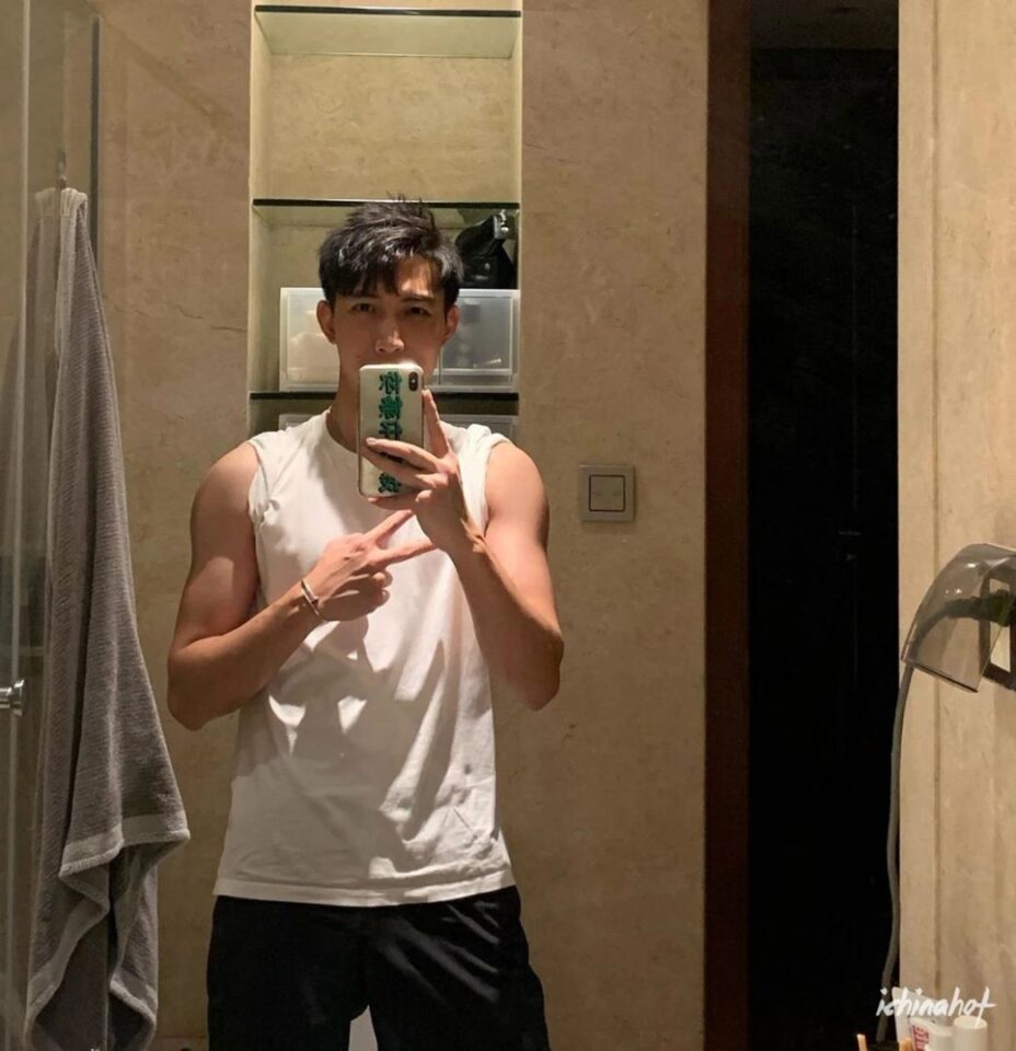 谢梓秋男色摄影新主角，竟然是个短裤的白袜奶狗帅哥 - 图10