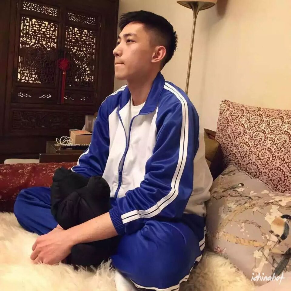 谢梓秋男色摄影新主角，竟然是个短裤的白袜奶狗帅哥 - 图13