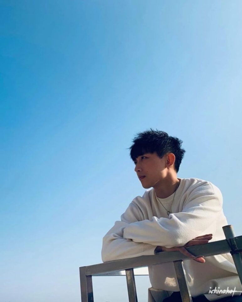 谢梓秋男色摄影新主角，竟然是个短裤的白袜奶狗帅哥 - 图7