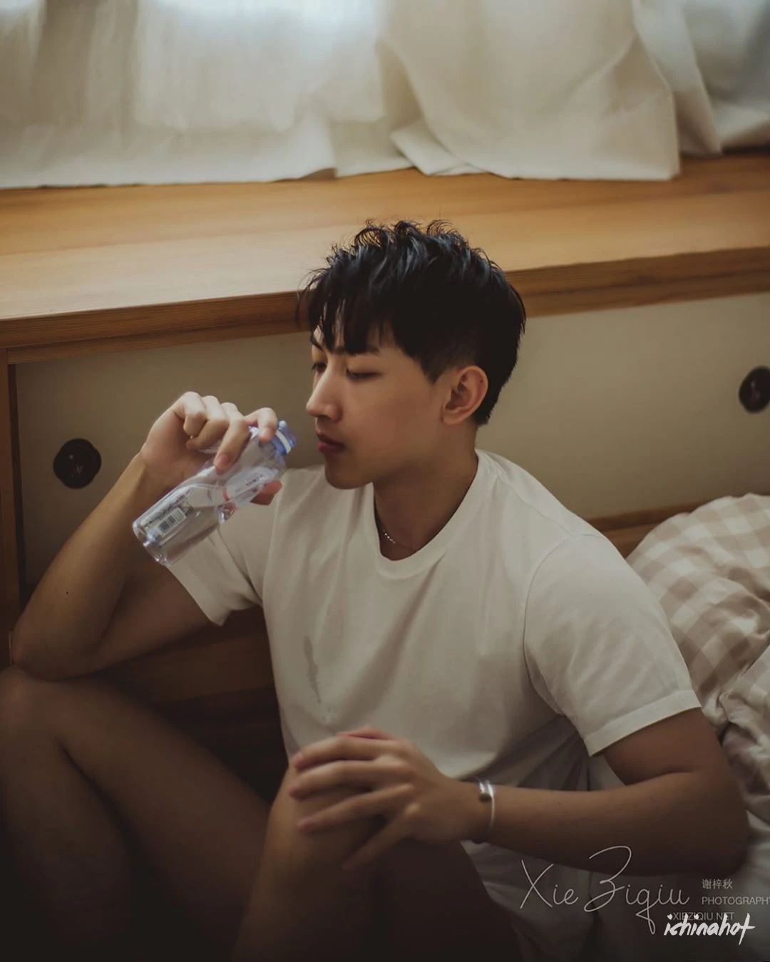 谢梓秋男色摄影新主角，竟然是个短裤的白袜奶狗帅哥 - 图1