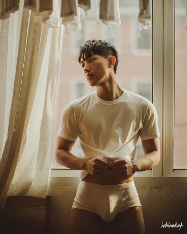 谢梓秋男色摄影新主角，竟然是个短裤的白袜奶狗帅哥 - 图2