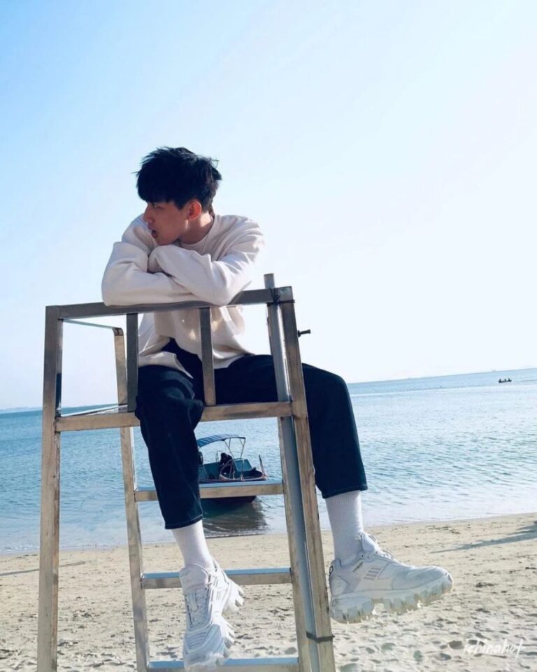 谢梓秋男色摄影新主角，竟然是个短裤的白袜奶狗帅哥 - 图5