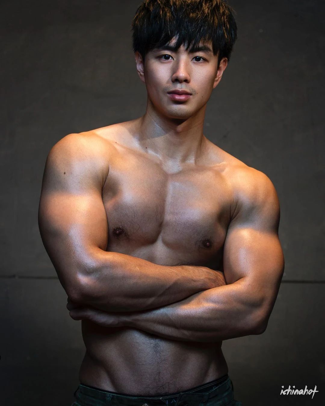 体育生校草又被脱！肌肉忠犬小狼狗，再次被男摄影师约拍！ - 图1