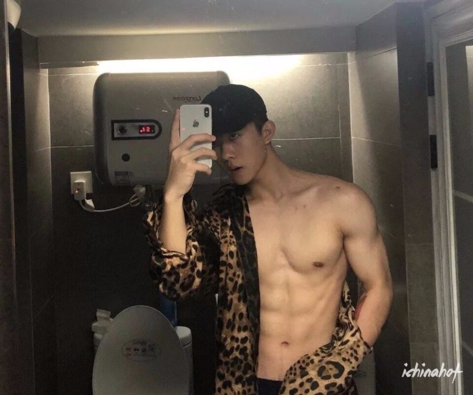 00后体育生的自拍秀，这身材也太好了吧！ - 图2