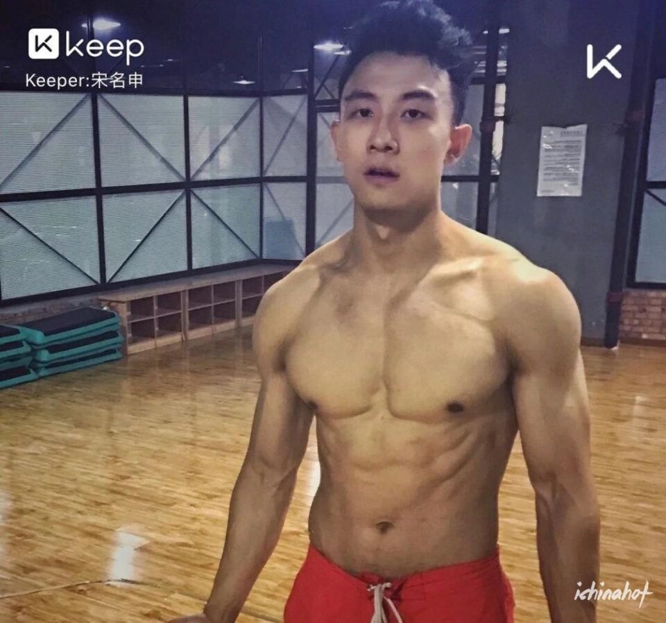 撞脸黄景瑜、肌肉不输彭于晏，高鼻梁体育生小哥火了！ - 图22
