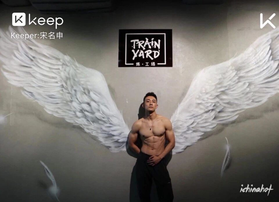 撞脸黄景瑜、肌肉不输彭于晏，高鼻梁体育生小哥火了！ - 图21