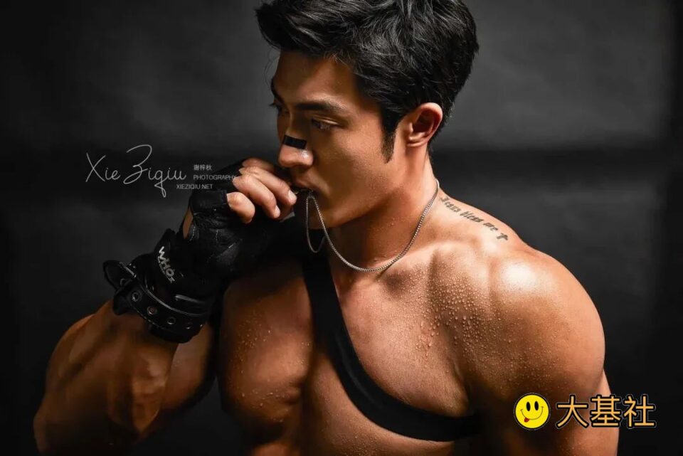 谢梓秋最新写真，SM皮革机车肌肉主题，眼神里充满了欲望！ - 图2