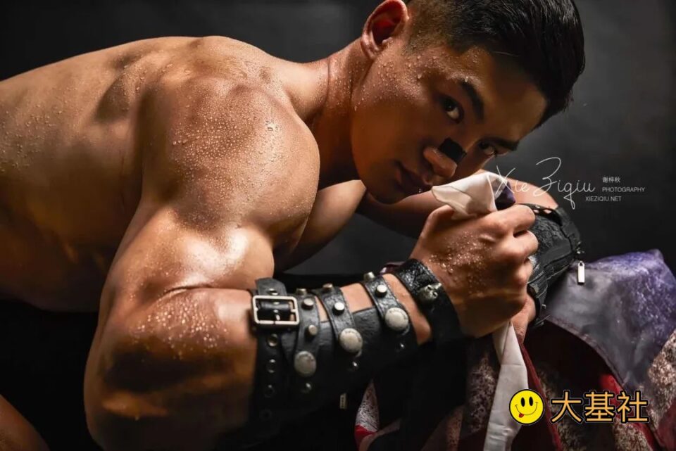 谢梓秋最新写真，SM皮革机车肌肉主题，眼神里充满了欲望！ - 图4