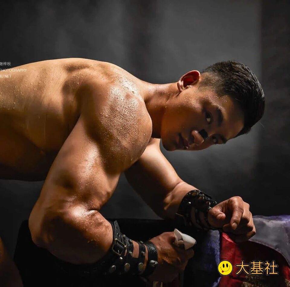 谢梓秋最新写真，SM皮革机车肌肉主题，眼神里充满了欲望！ - 图6