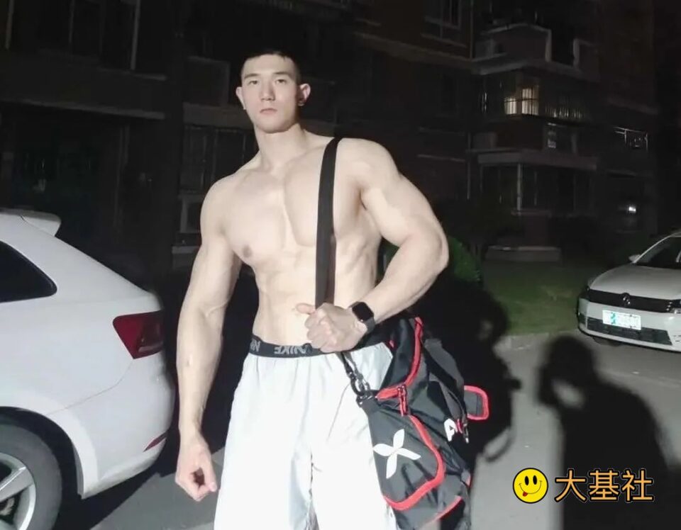 第一次见这么粗大的27/193/98健身私教，太顶了 - 图2