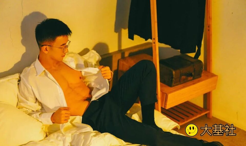 正装眼镜帅哥，脱了衬衣才知道什么叫性感尤物 - 图3