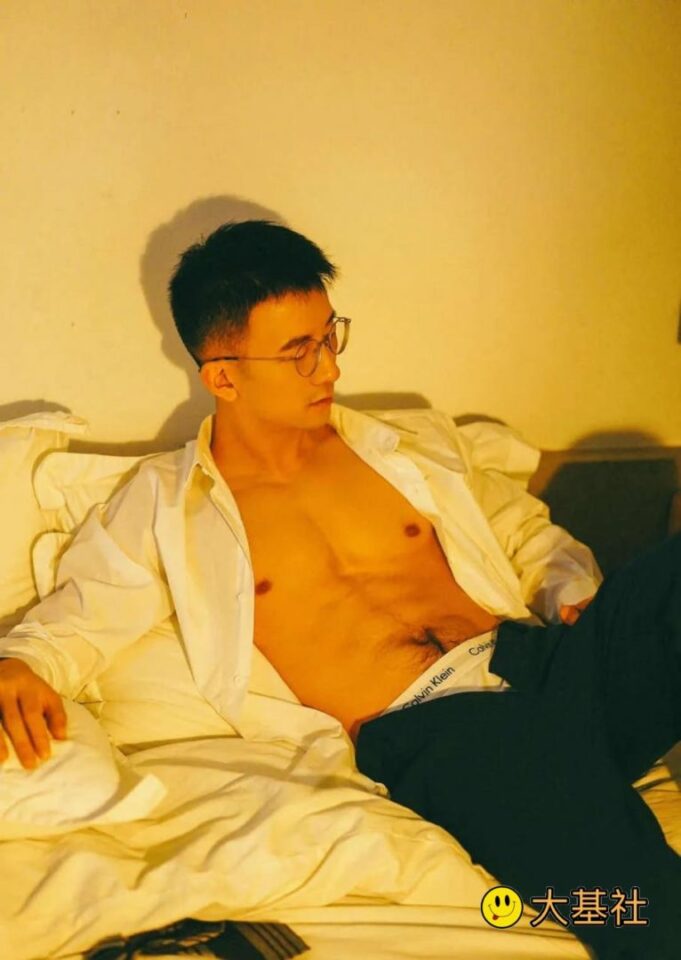正装眼镜帅哥，脱了衬衣才知道什么叫性感尤物 - 图4
