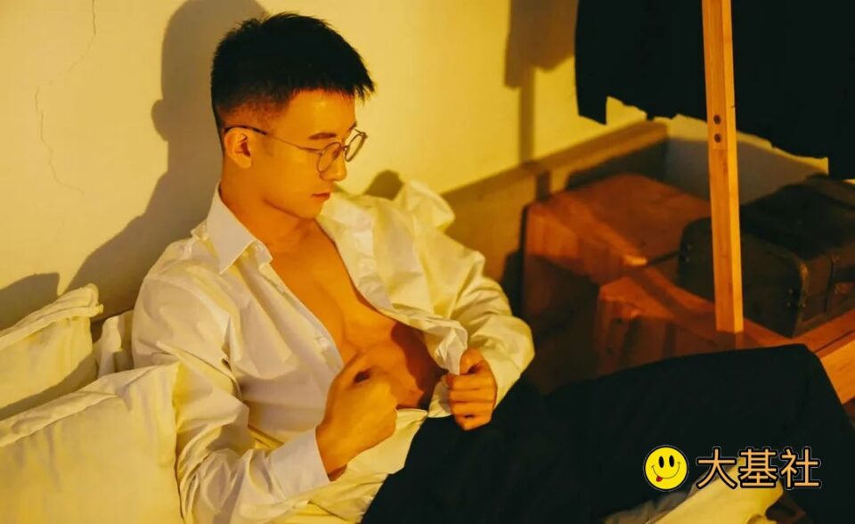 正装眼镜帅哥，脱了衬衣才知道什么叫性感尤物 - 图7