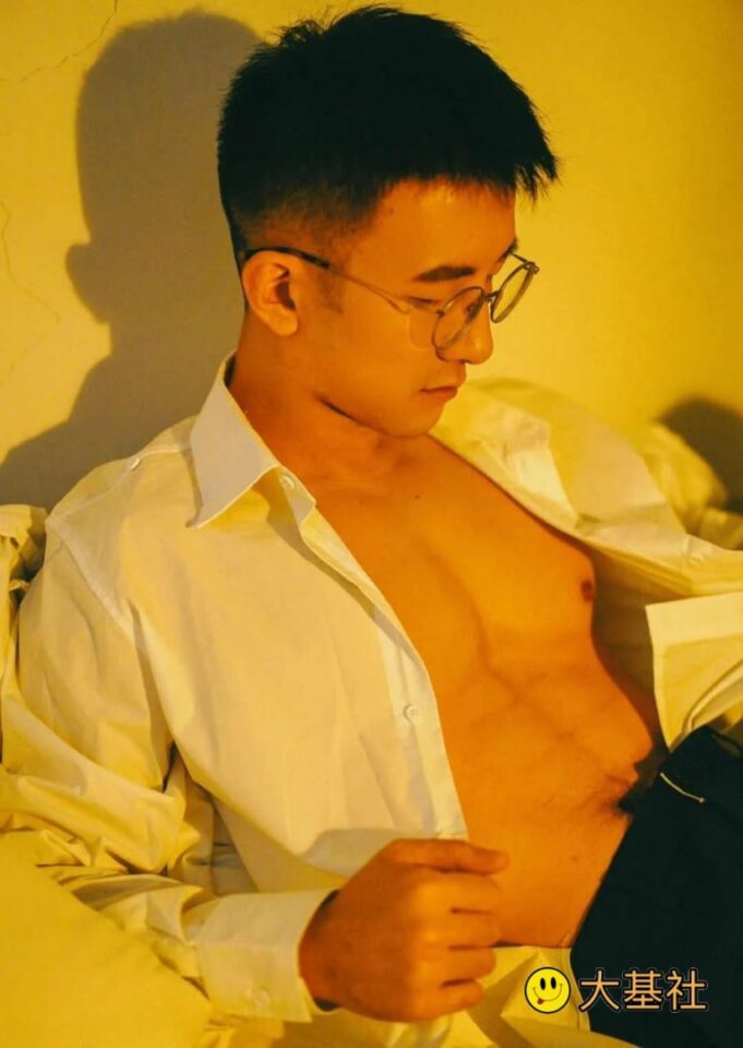 正装眼镜帅哥，脱了衬衣才知道什么叫性感尤物 - 图9