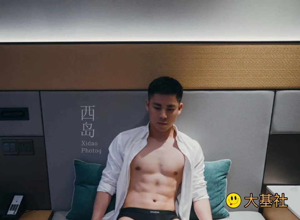 脱掉正装衬衫，这个帅哥肉体这么养眼？ - 封面图