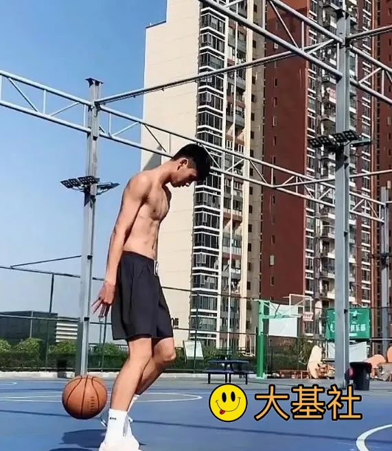 194CM广州篮球体育生，这颜值身材你们可以吗？