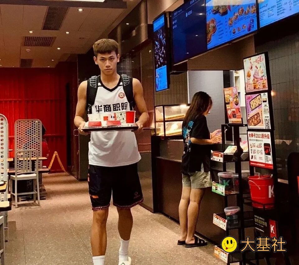 194CM广州篮球体育生，这颜值身材你们可以吗？ - 图11
