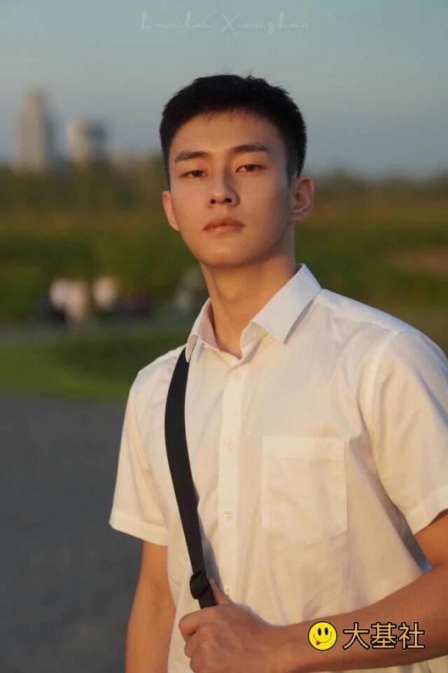 侧颜好看的高鼻梁白衬衣小奶狗帅哥 - 图3