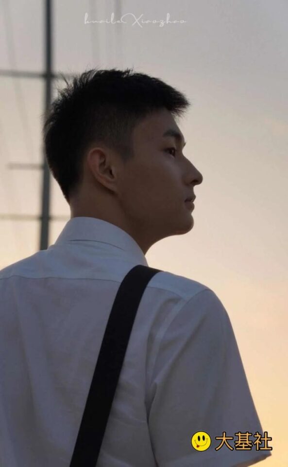 侧颜好看的高鼻梁白衬衣小奶狗帅哥 - 图4