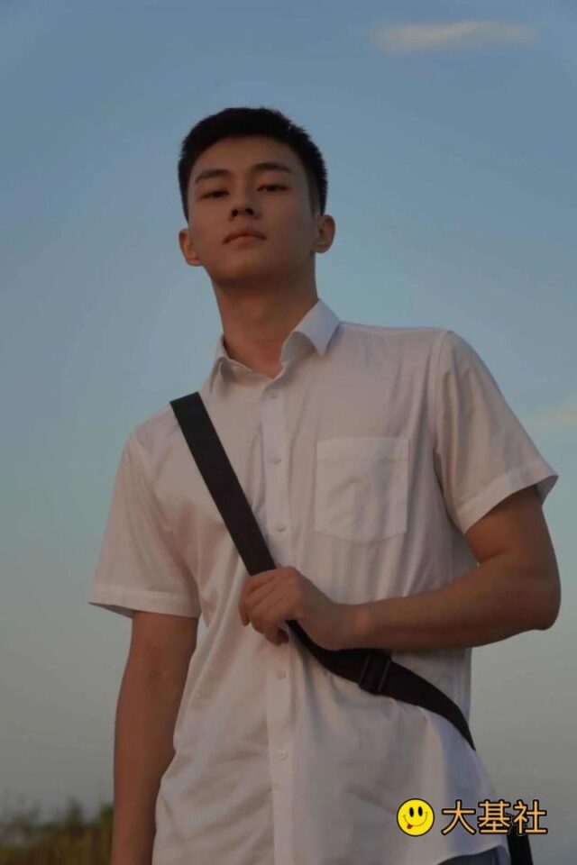 侧颜好看的高鼻梁白衬衣小奶狗帅哥 - 图5