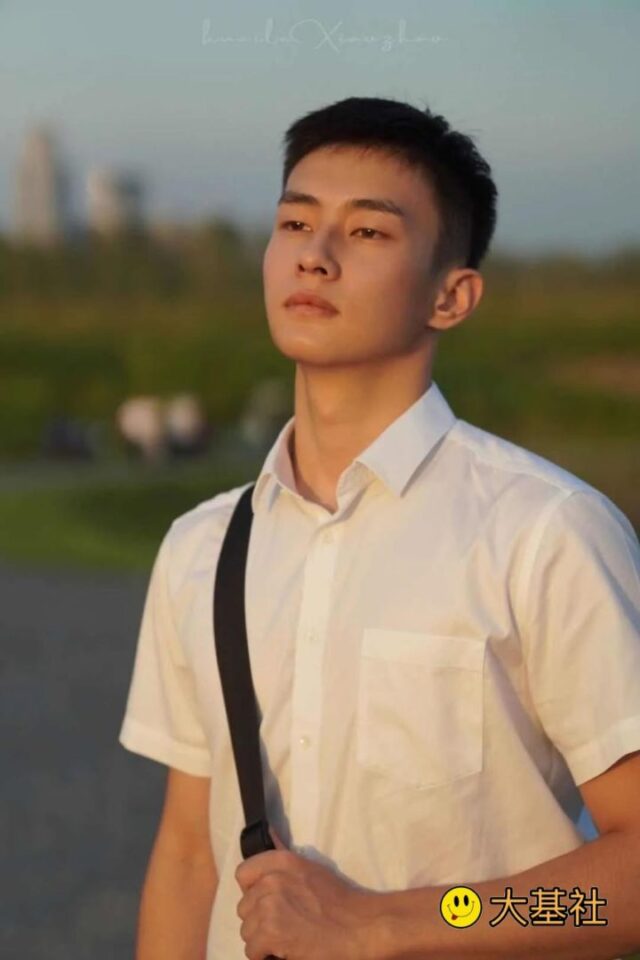 侧颜好看的高鼻梁白衬衣小奶狗帅哥 - 图6