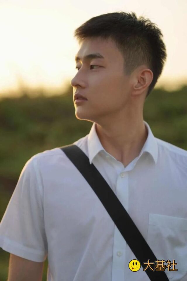 侧颜好看的高鼻梁白衬衣小奶狗帅哥 - 图7