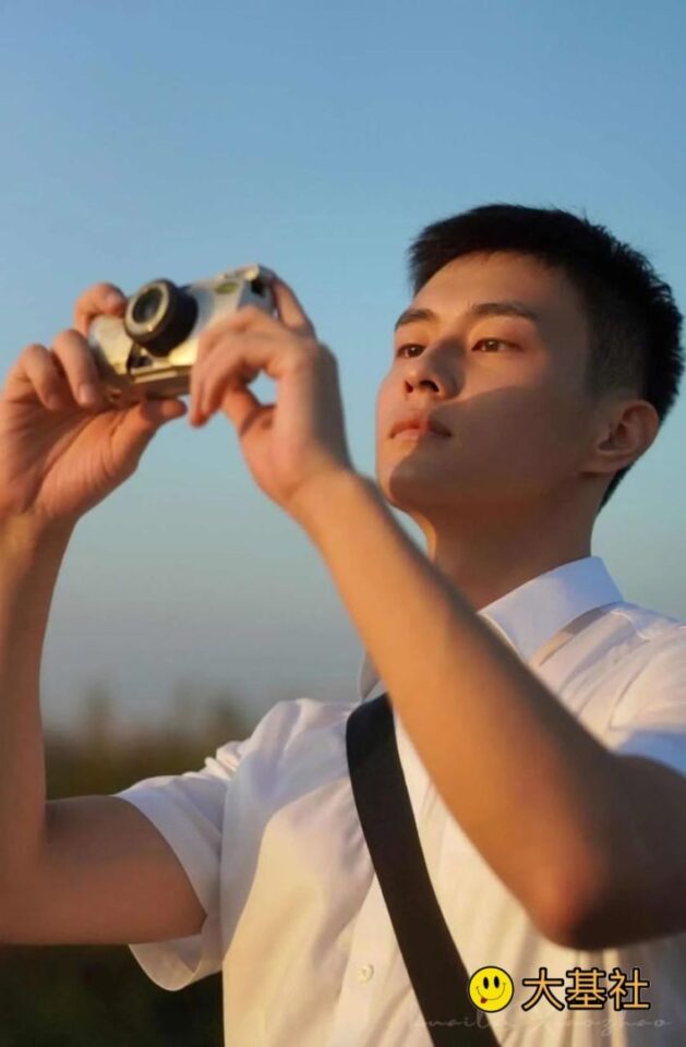侧颜好看的高鼻梁白衬衣小奶狗帅哥 - 图8