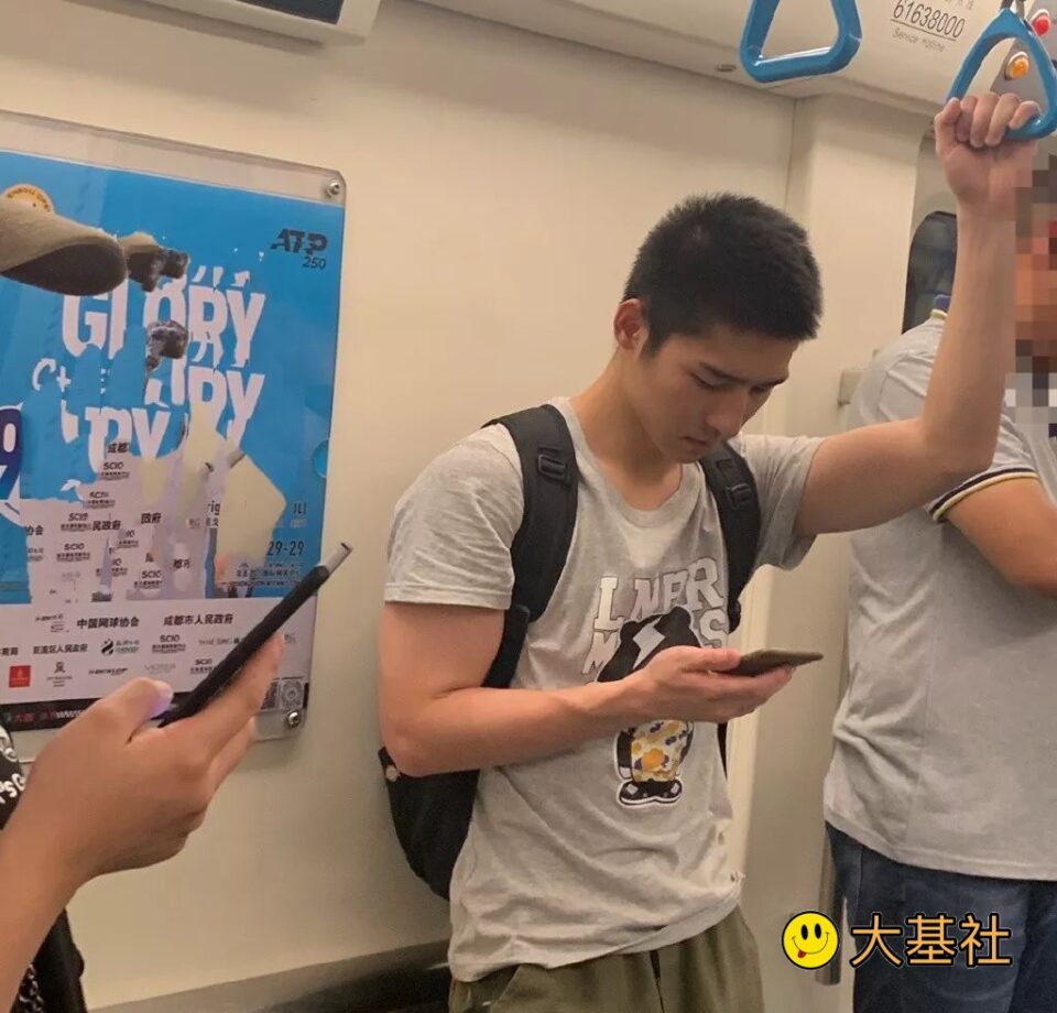 盘点野生大包帅哥：是裤子太紧还是本身太大 - 图8