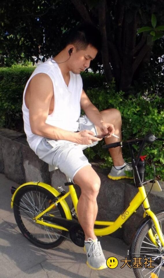 粗壮大爷们熟男，灰短裤骑车被网友360度抓拍！