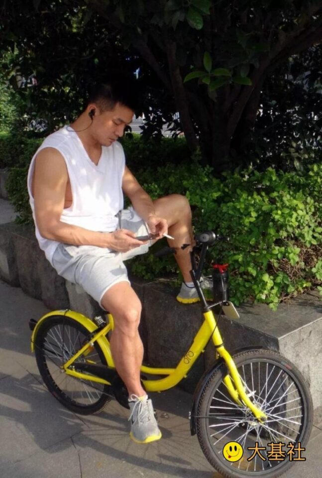 粗壮大爷们熟男，灰短裤骑车被网友360度抓拍！ - 图2