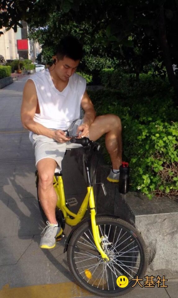 粗壮大爷们熟男，灰短裤骑车被网友360度抓拍！ - 图3