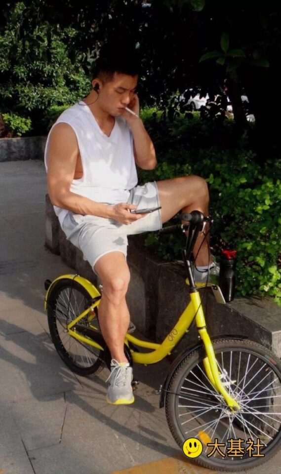 粗壮大爷们熟男，灰短裤骑车被网友360度抓拍！ - 图6