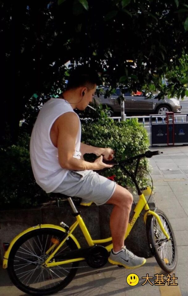 粗壮大爷们熟男，灰短裤骑车被网友360度抓拍！ - 图7