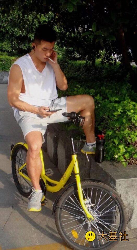 粗壮大爷们熟男，灰短裤骑车被网友360度抓拍！ - 图9