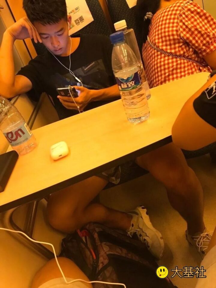 高铁上抓拍到的极品帅哥，大包太紧 - 图5