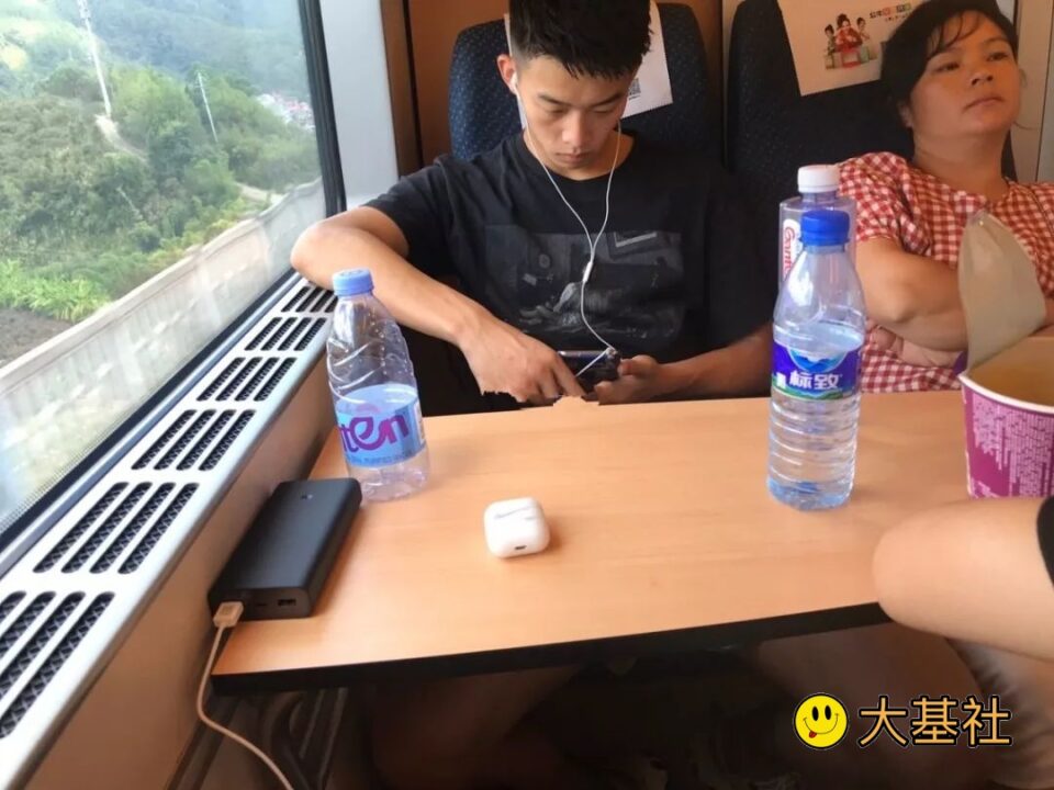 高铁上抓拍到的极品帅哥，大包太紧 - 图6