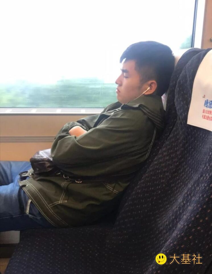 高铁上抓拍到的极品帅哥，大包太紧 - 图8