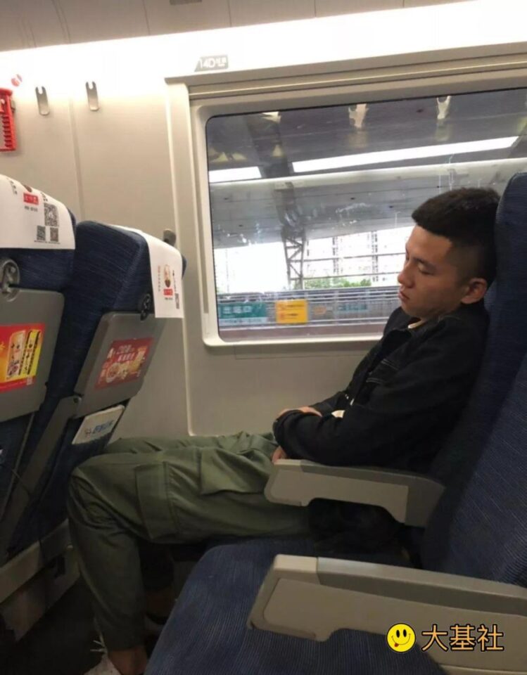 高铁上抓拍到的极品帅哥，大包太紧