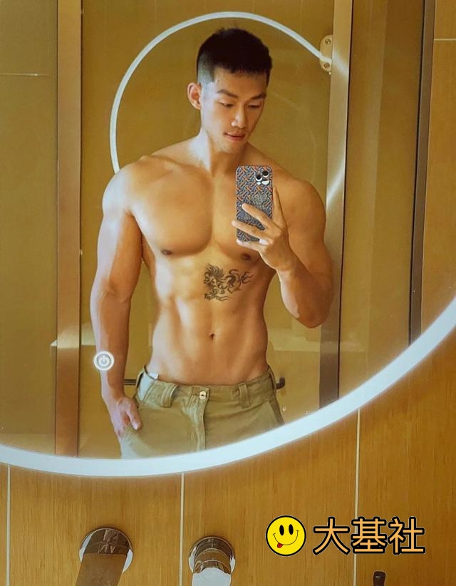 网红健身教练大肌霸，长得越奶身材越厉害，自拍迷人