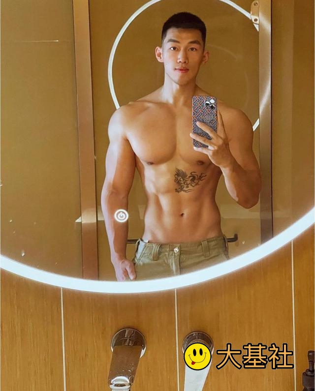 网红健身教练大肌霸，长得越奶身材越厉害，自拍迷人 - 图2