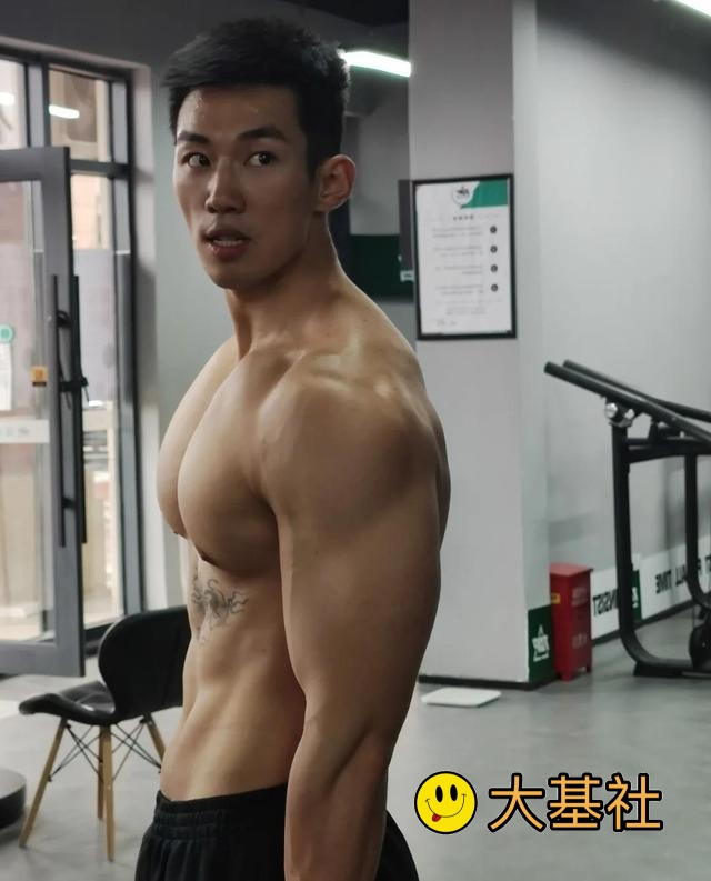 网红健身教练大肌霸，长得越奶身材越厉害，自拍迷人 - 图3