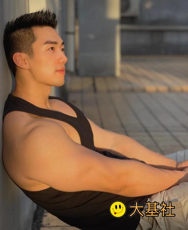 网红健身教练大肌霸，长得越奶身材越厉害，自拍迷人 - 图6