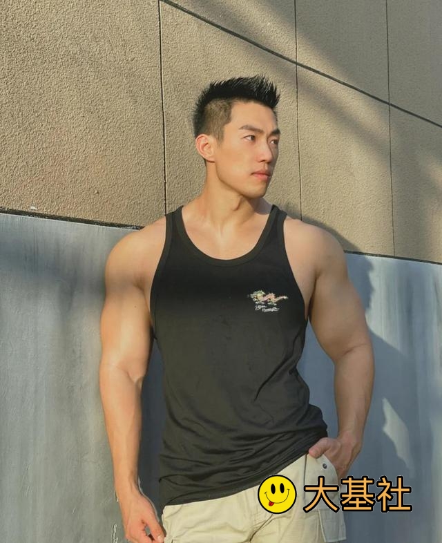 网红健身教练大肌霸，长得越奶身材越厉害，自拍迷人 - 图7