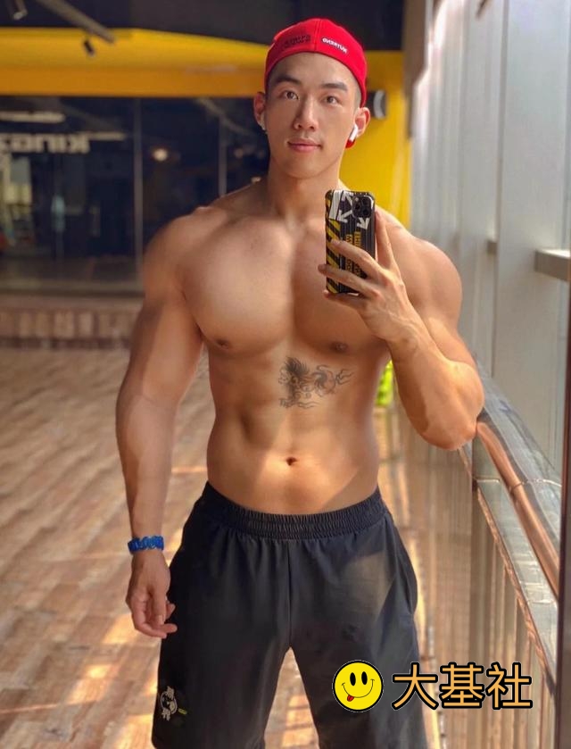 网红健身教练大肌霸，长得越奶身材越厉害，自拍迷人 - 图8