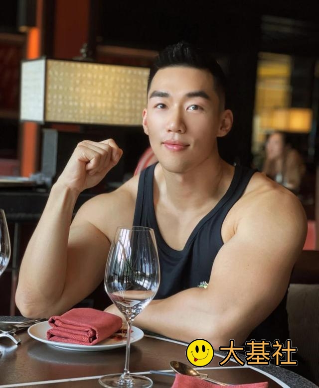网红健身教练大肌霸，长得越奶身材越厉害，自拍迷人 - 图9