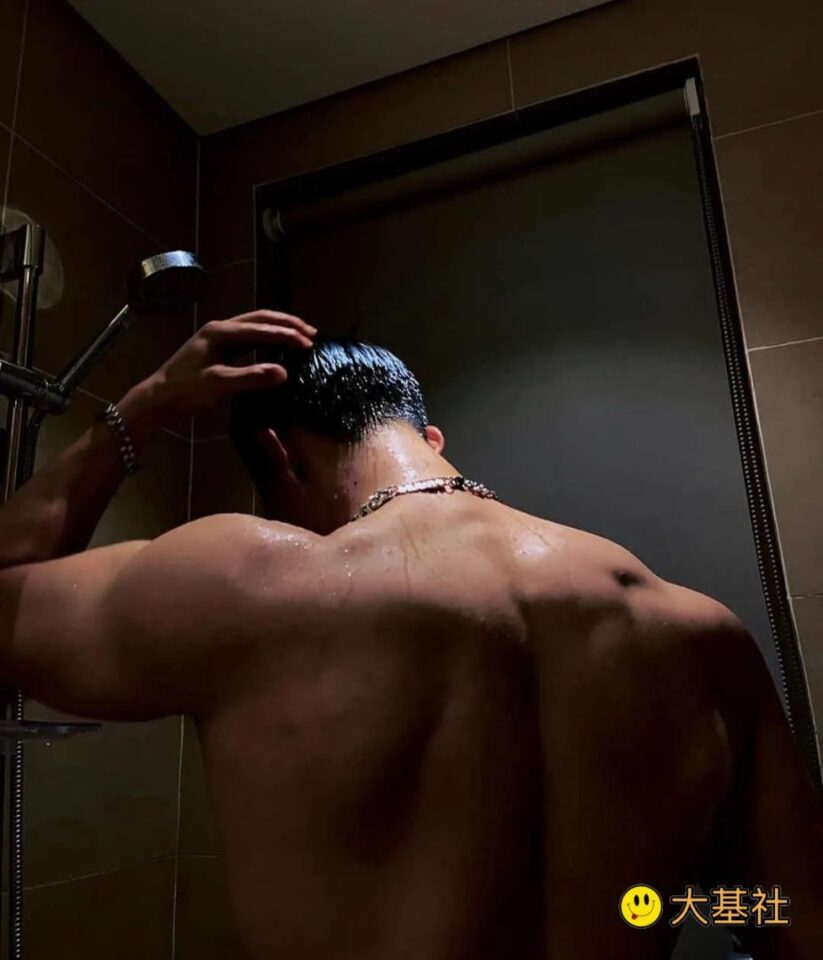 看超大体育生男人的床照，疯狂流鼻血 - 图3