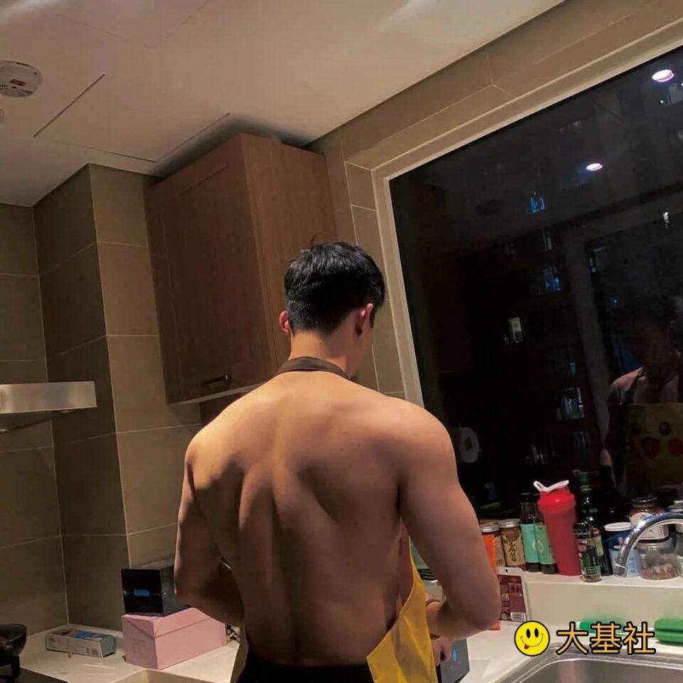 看超大体育生男人的床照，疯狂流鼻血 - 图4