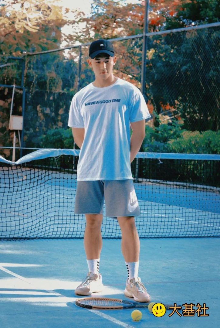 打网球的体育小哥，实力不容小觑！
