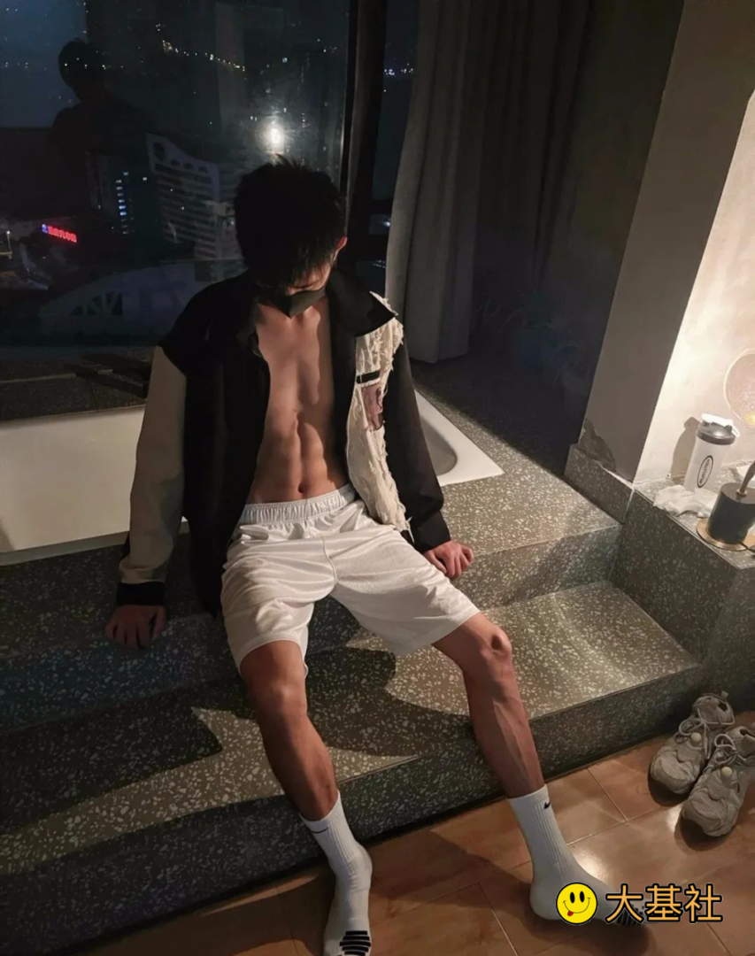 195cm的白袜腹肌帅哥大男孩，在酒店被拍了 - 图2